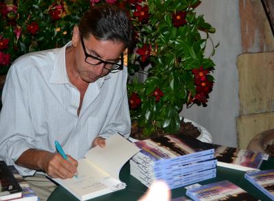 Antonio Monda firma le copie del suo libro ''L'evidenza delle cose non viste''